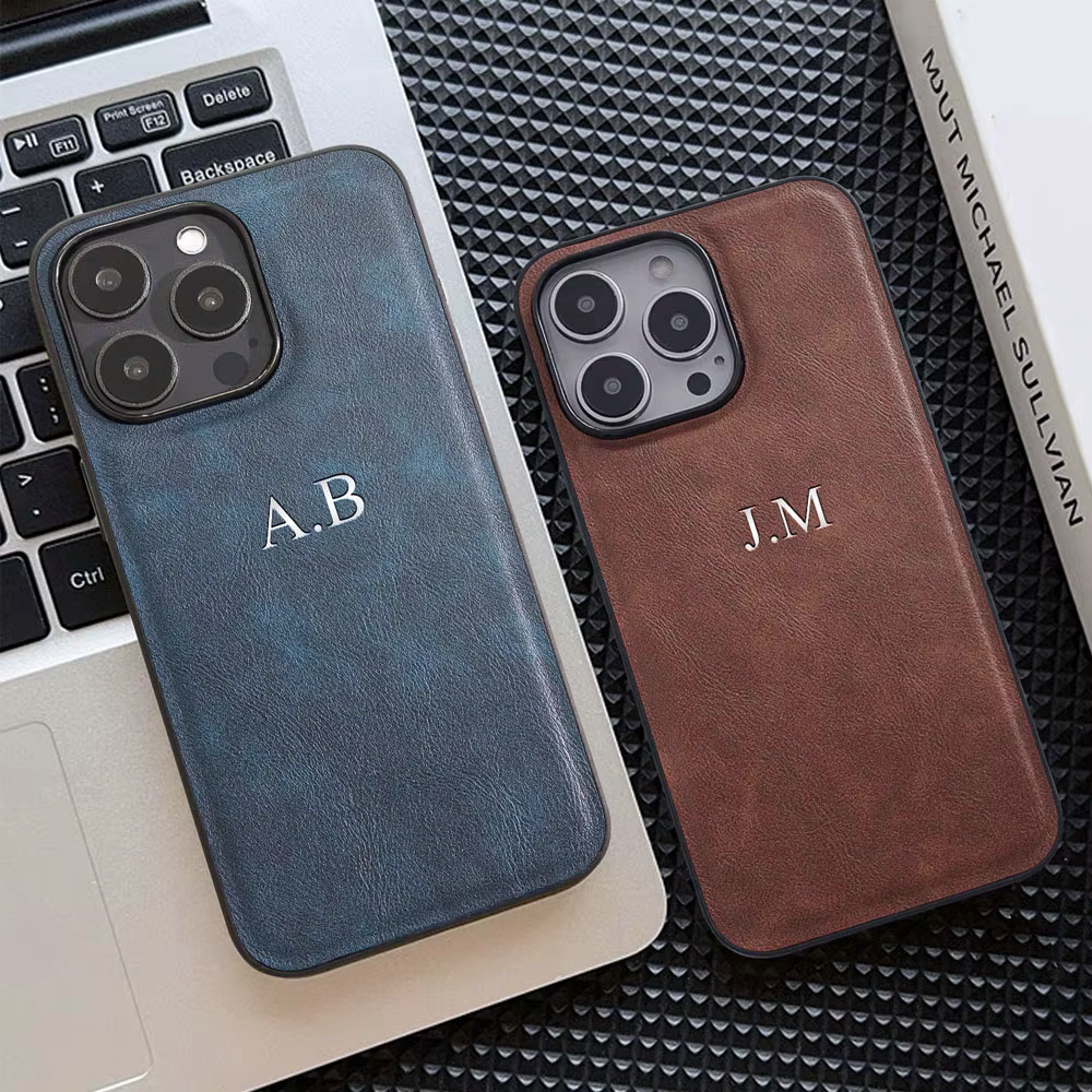Personalisierte Lederhülle – Gravur mit Initialen, Namen oder Zahlen | Für iPhone 11–16